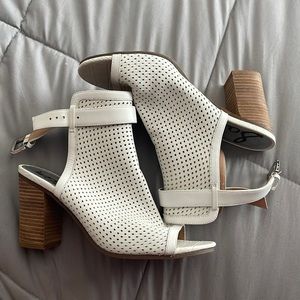 Women’s heeled shoes